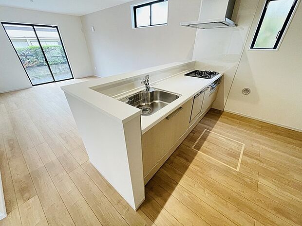 実際に室内をご見学頂くと生活のイメージが広がると思います。家具を置いたイメージや窓からの景色など。周辺で販売に出している物件も一緒にまとめてご見学頂き、比較する事もできます。