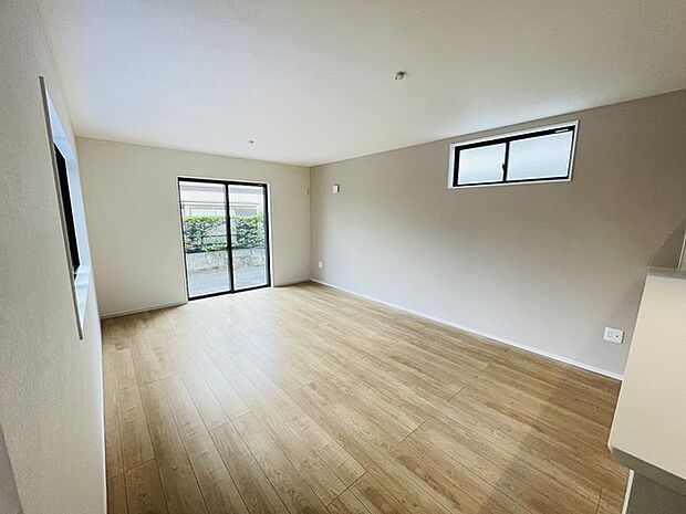 家族の集まるリビングは気持ちの良い自然光が差し込む団欒空間。室内のご見学予約も随時、受付中ですのでお気軽にお問合せください。 