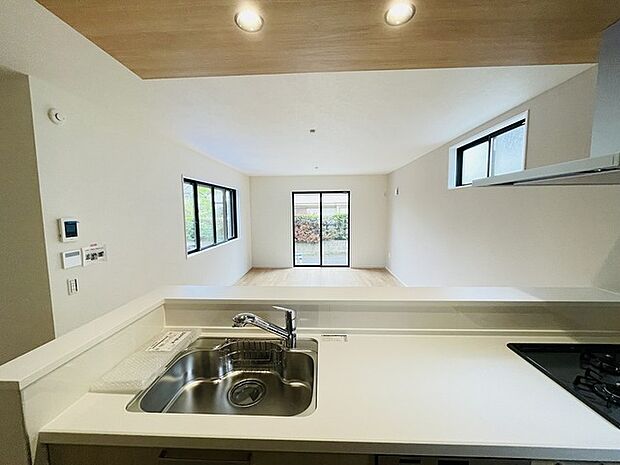 お料理をしながらリビングの家族やゲストとの会話が楽しめるカウンタータイプのキッチン。毎日のお料理を楽しく快適に。 