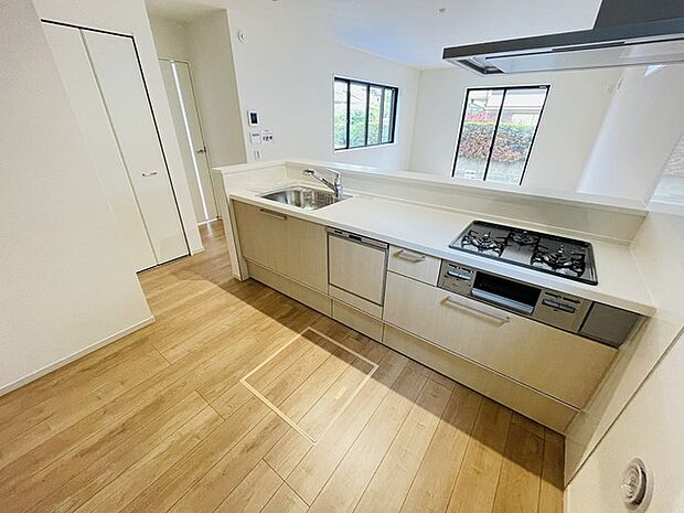 カウンターキッチンは、キッチン側とリビング側に分かれてお店間隔でのお食事も可能！！ お休みの日には、いろいろな楽しみ方を家族みんなでお楽しみください 