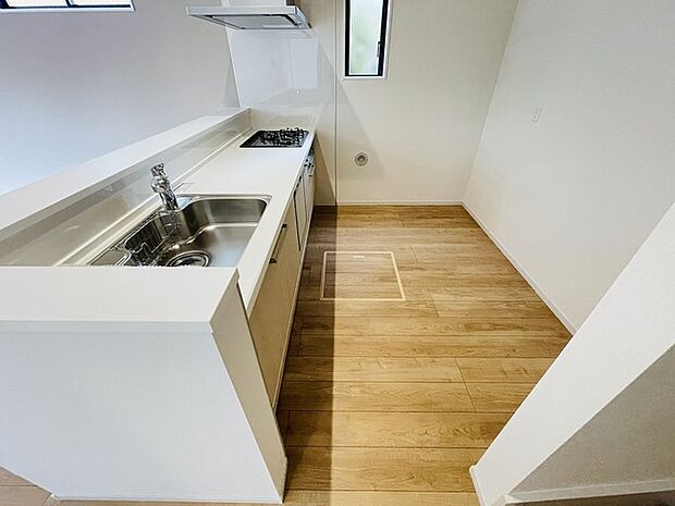 キッチンコンロスペースの近くには、空気の入れ替えが可能な開口部を設置！！ お料理をする際には、換気扇を回しながら匂いが籠らない様に開放してお料理もお楽しみ頂けます。 