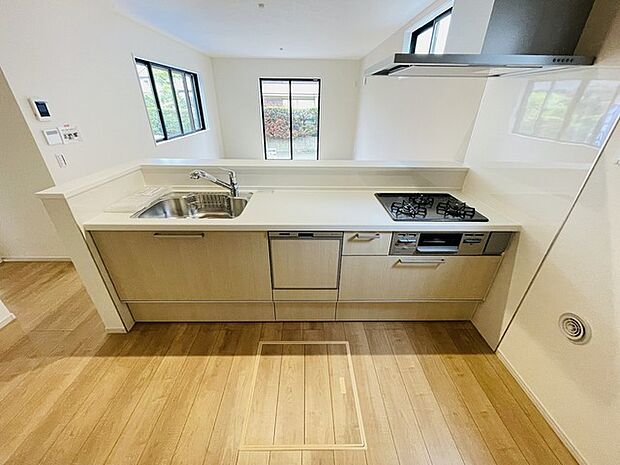 カウンターキッチンならではの開放的な見通し、全体が見渡せることでご家族の団欒スペースもより明るく笑顔が溢れる空間となります。 