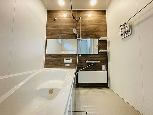 一日の疲れを癒してくれるゆったりとしたバスルームです。 