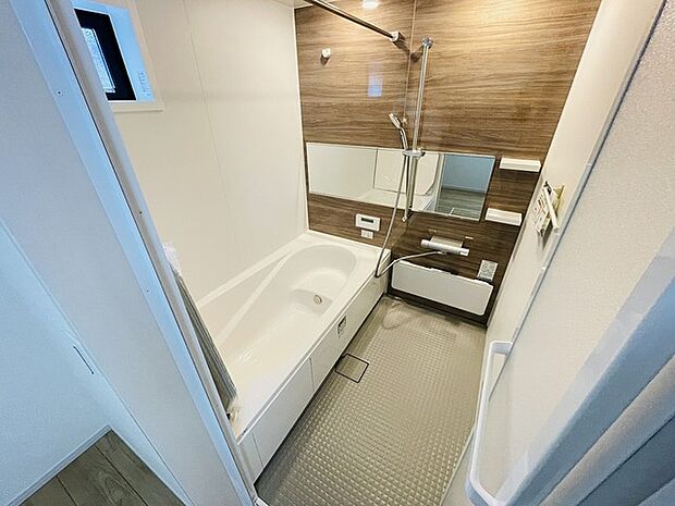 一日の疲れを癒してくれるゆったりとしたバスルームです。 