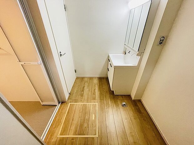 使いやすいタイプの洗面化粧台のあるランドリースペース 