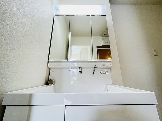 三面鏡に洗面台。 コンセントに照明機能、多機能性を備えた設備です。  