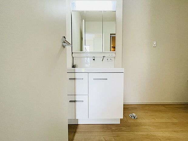 使いやすいタイプの洗面化粧台のあるランドリースペース 