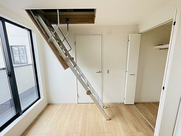 大きな屋根裏部屋はなんだかワクワクしてしまうスペース。趣味の空間や子供のワークスペース、季節物の収納など色々な用途に利用できそうな予感。 