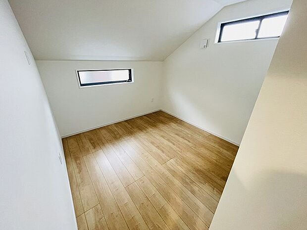 色々な用途に使えるフリースペースのある邸宅。仕事の書斎や趣味の空間や子供のワークスペース、季節物の収納など色々な用途に利用できそうな予感。 