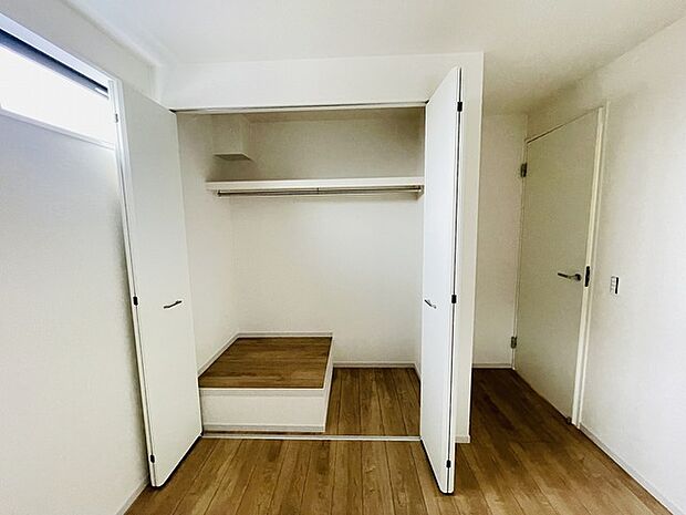 豊富な収納スペースもこの物件の特長の一つ。各所に収納が完備されており、生活をスッキリと整えることができます。 