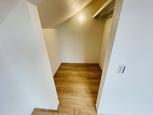 沢山の洋服も収納できそうなウォークインクローゼット。荷物の多い方には嬉しい設計。 