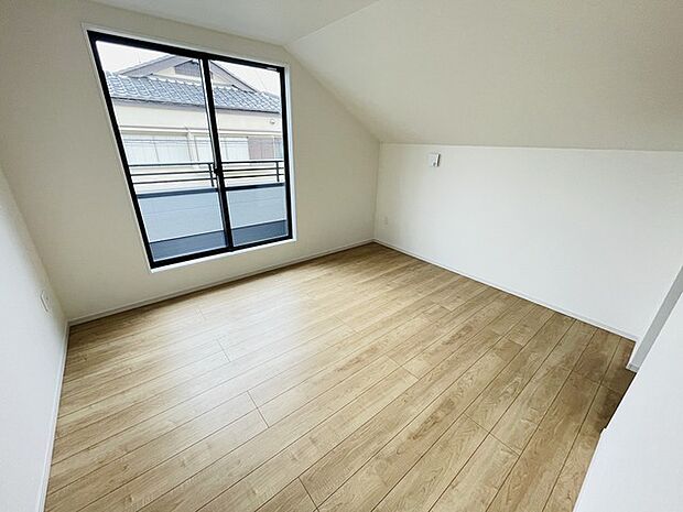 色々な用途に使えるフリースペースのある邸宅。仕事の書斎や趣味の空間や子供のワークスペース、季節物の収納など色々な用途に利用できそうな予感。 