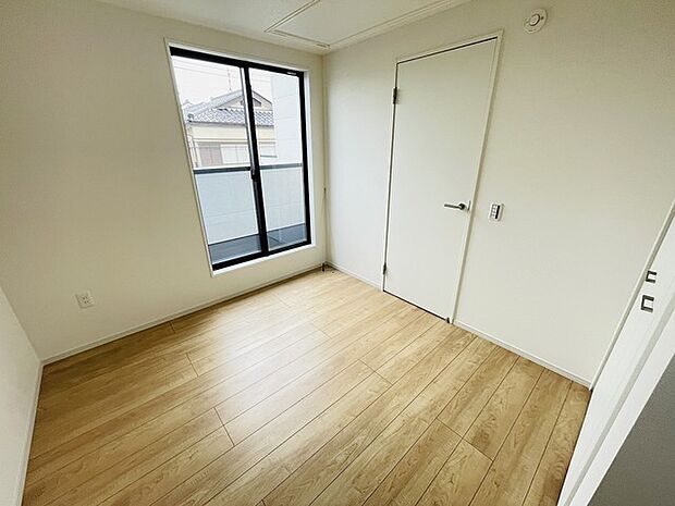 洋室はモダンなデザインと機能性を備え、快適な生活空間に。明るい窓から差し込む自然光が広々とした空間をさらに明るく開放的に感じさせます。  