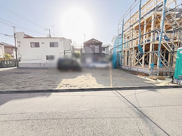 現地ご見学の際、スタッフが様々なご質問に対応いたします、周辺環境、前面道路、建築可能な建物について、ぜひご相談ください。 