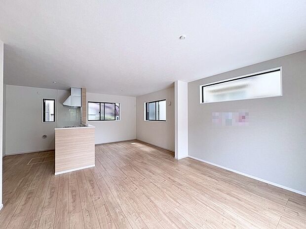 実際に室内をご見学頂くと生活のイメージが広がると思います。家具を置いたイメージや窓からの景色など。周辺で販売に出している物件も一緒にまとめてご見学頂き、比較する事もできます。