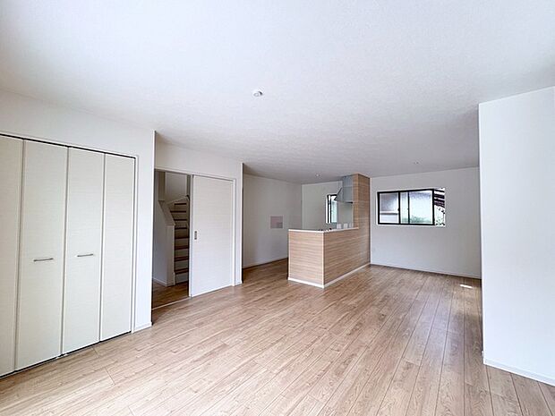 家族の集まるリビングは気持ちの良い自然光が差し込む団欒空間。室内のご見学予約も随時、受付中ですのでお気軽にお問合せください。