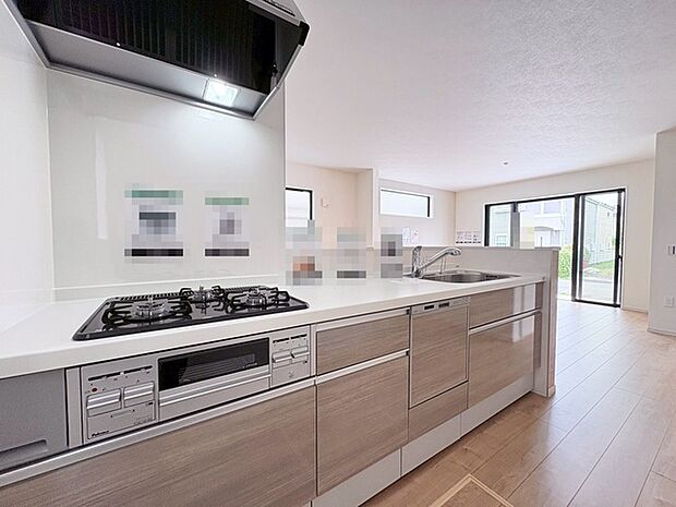 お料理をしながらリビングの家族やゲストとの会話が楽しめるカウンタータイプのキッチン。毎日のお料理を楽しく快適に。