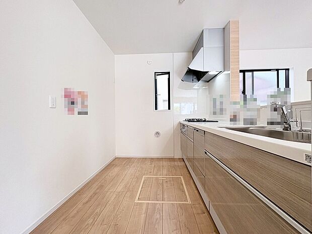 キッチンコンロスペースの近くには、空気の入れ替えが可能な開口部を設置!! お料理をする際には、換気扇を回しながら匂いが籠らない様に開放してお料理もお楽しみ頂けます。