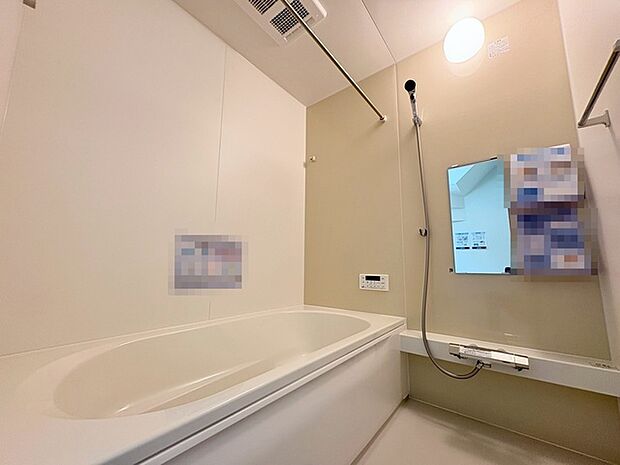 一日の疲れを癒してくれるゆったりとしたバスルームです。