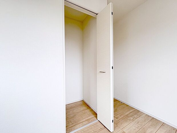 豊富な収納スペースもこの物件の特長の一つ。各所に収納が完備されており、生活をスッキリと整えることができます。