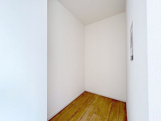 収納スペースがたっぷりと確保されたこの物件では、生活をより快適に送ることができます。