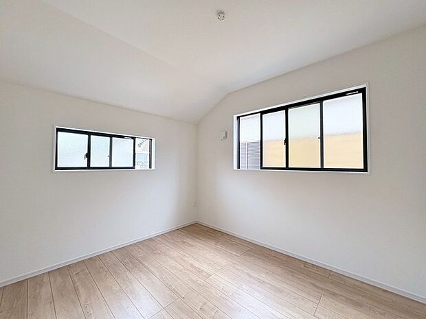 洋室はモダンなデザインと機能性を備え、快適な生活空間に。明るい窓から差し込む自然光が広々とした空間をさらに明るく開放的に感じさせます。