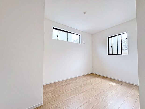 スタイリッシュなデザインと快適な居住性を兼ね備えた洋室。広々とした空間は、自分らしいインテリアを楽しむことができるほか、リラックスした時間を過ごすことができそうです。