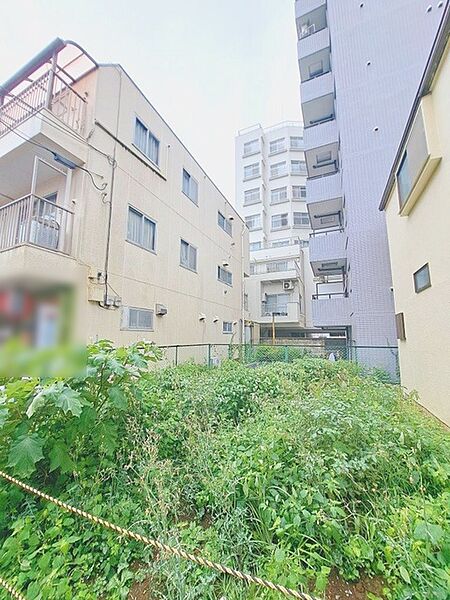 現地ご見学の際、スタッフが様々なご質問に対応いたします、周辺環境、前面道路、建築可能な建物について、ぜひご相談ください。