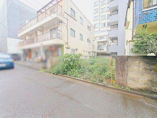 建築条件なしの敷地。弊社グループ「白馬建設」にて建物プランをご提案できます。実際の陽当たりやサイズ感を現地でお確かめください。