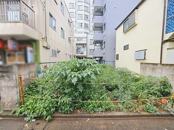 現地ご見学の際、スタッフが様々なご質問に対応いたします、周辺環境、前面道路、建築可能な建物について、ぜひご相談ください。