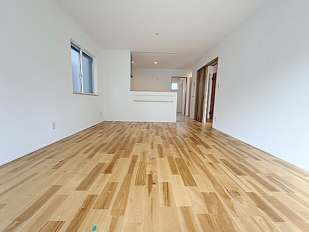 家族が食事するダイニングスペースをキッチンから見渡せる設計に。お料理をしながら家族とのコミュニケーションが増えそうな予感。 