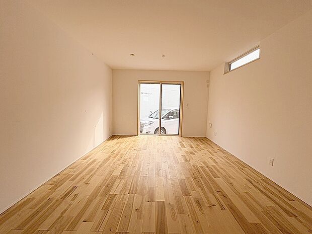 家族の集まるリビングは気持ちの良い自然光が差し込む団欒空間。室内のご見学予約も随時、受付中ですのでお気軽にお問合せください。 