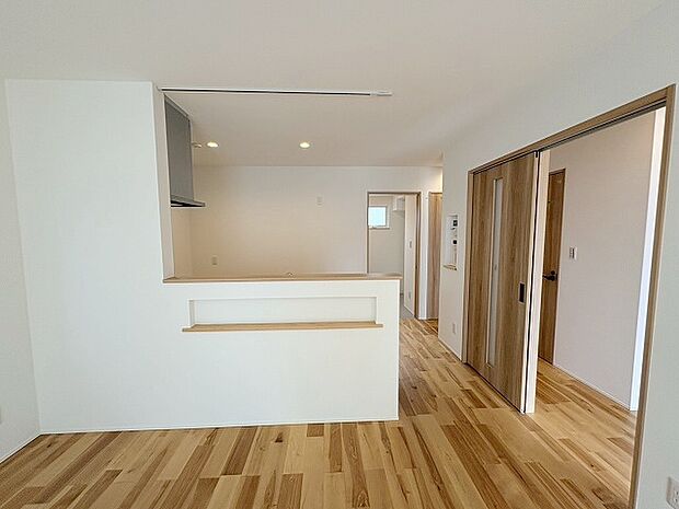 カウンターキッチンならではの開放的な見通し、全体が見渡せることでご家族の団欒スペースもより明るく笑顔が溢れる空間となります。 