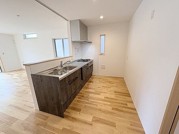 キッチンコンロスペースの近くには、空気の入れ替えが可能な開口部を設置！！ お料理をする際には、換気扇を回しながら匂いが籠らない様に開放してお料理もお楽しみ頂けます。 