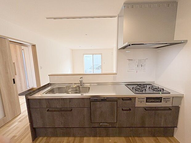 お料理をしながらリビングの家族やゲストとの会話が楽しめるカウンタータイプのキッチン。毎日のお料理を楽しく快適に。 