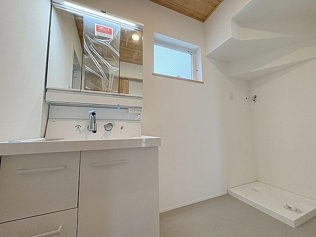 使いやすいタイプの洗面化粧台のあるランドリースペース 