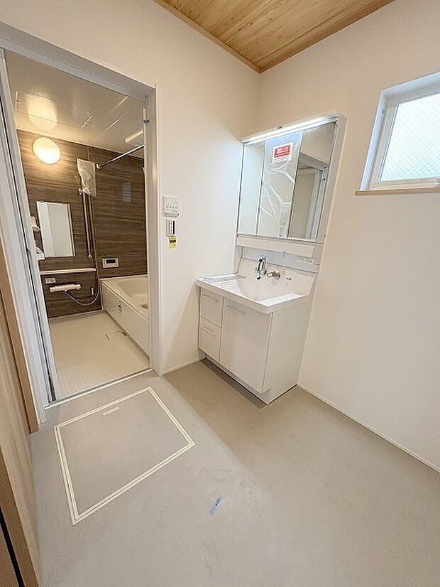 使いやすいタイプの洗面化粧台のあるランドリースペース 