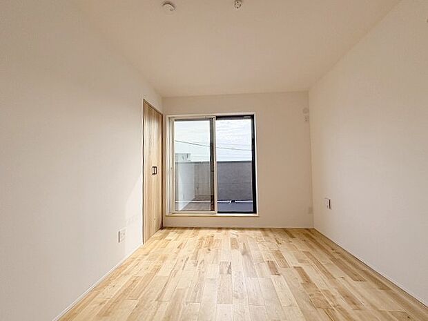 スマートなデザインと賢い収納が生活を快適にします。広々とした雰囲気を演出する工夫が施され、生活空間の魅力を引き出します。  