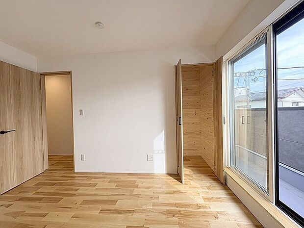 実際に室内をご見学頂くと生活のイメージが広がると思います。家具を置いたイメージや窓からの景色など。周辺で販売に出している物件も一緒にまとめてご見学頂き、比較する事もできます。