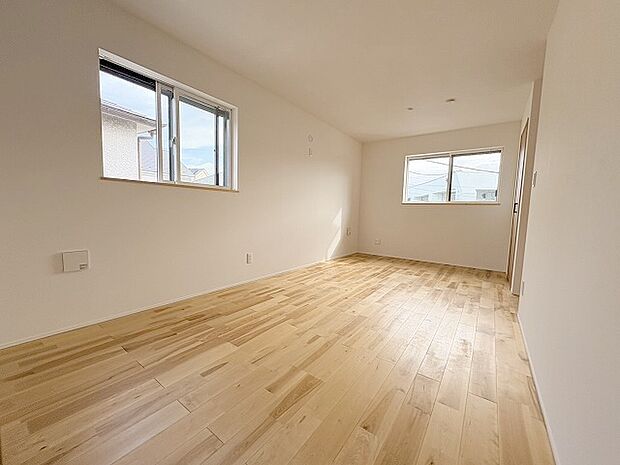 スタイリッシュなデザインと快適な居住性を兼ね備えた洋室。広々とした空間は、自分らしいインテリアを楽しむことができるほか、リラックスした時間を過ごすことができそうです。 