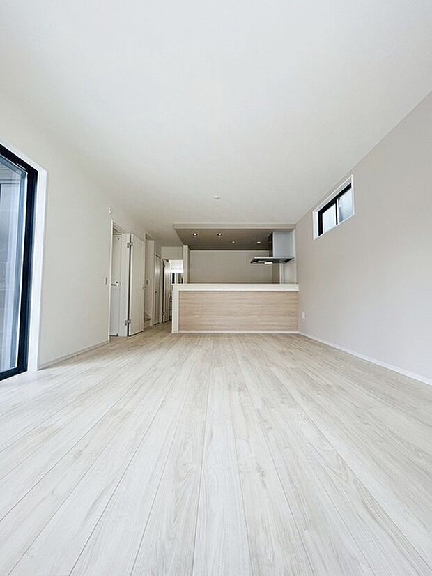 家族の集まるリビングは気持ちの良い自然光が差し込む団欒空間。室内のご見学予約も随時、受付中ですのでお気軽にお問合せください。