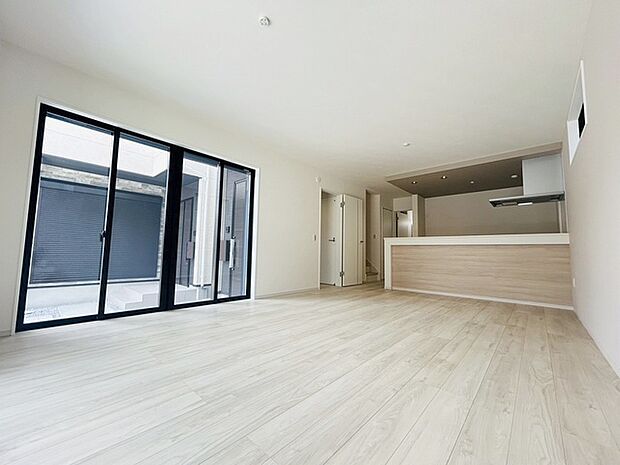 家族が食事するダイニングスペースをキッチンから見渡せる設計に。お料理をしながら家族とのコミュニケーションが増えそうな予感。