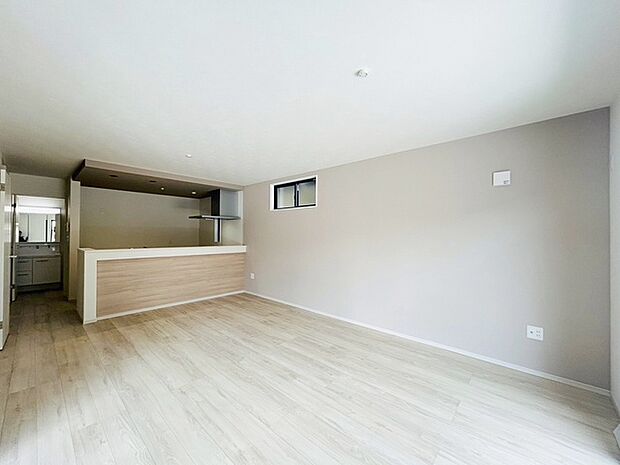 実際に室内をご見学頂くと生活のイメージが広がると思います。家具を置いたイメージや窓からの景色など。周辺で販売に出している物件も一緒にまとめてご見学頂き、比較する事もできます。