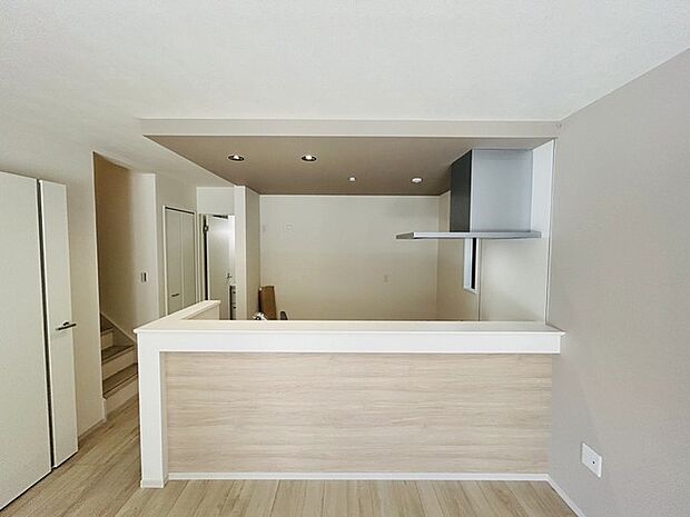 カウンターキッチンならではの開放的な見通し、全体が見渡せることでご家族の団欒スペースもより明るく笑顔が溢れる空間となります。