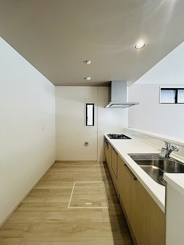 キッチンコンロスペースの近くには、空気の入れ替えが可能な開口部を設置!! お料理をする際には、換気扇を回しながら匂いが籠らない様に開放してお料理もお楽しみ頂けます。