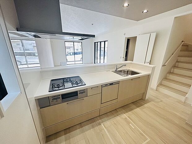 お料理をしながらリビングの家族やゲストとの会話が楽しめるカウンタータイプのキッチン。毎日のお料理を楽しく快適に。