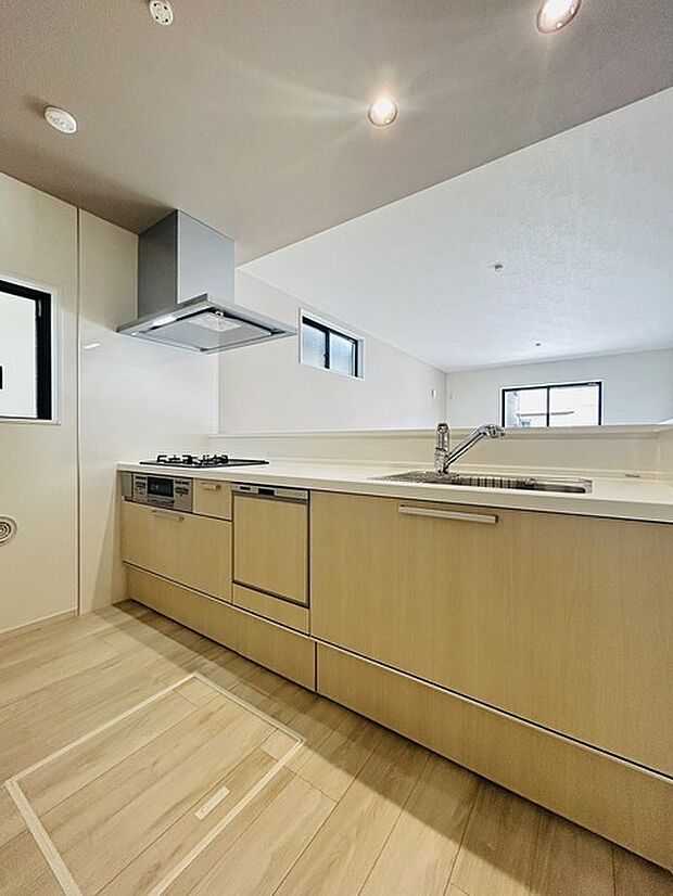 カウンターキッチンならではの開放的な見通し、全体が見渡せることでご家族の団欒スペースもより明るく笑顔が溢れる空間となります。