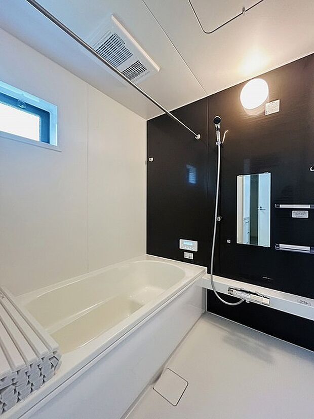 一日の疲れを癒してくれるゆったりとしたバスルームです。