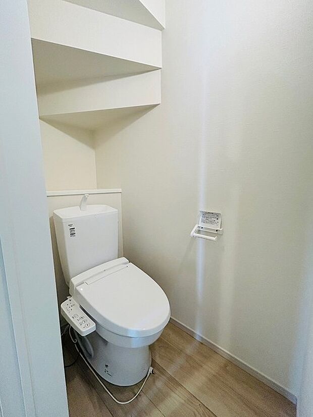 階段下を有効活用したトイレスペース。 便座はもちろんウォシュレット。