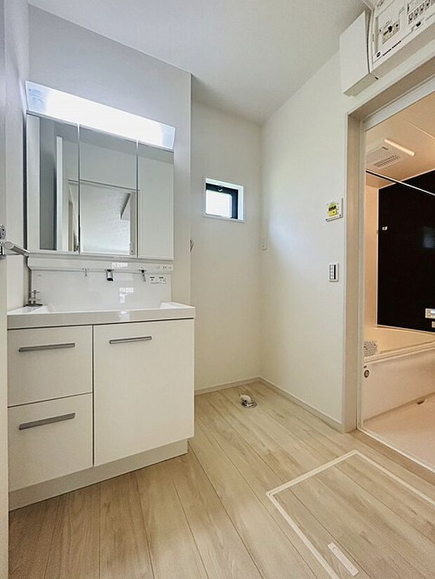 三面鏡に洗面台。 コンセントに照明機能、多機能性を備えた設備です。